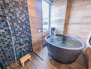 Habitación estándar con 2 camas individuales, 2 habitaciones (western style room with open-air bath) | Baño | Ducha y bañera combinadas y artículos de higiene personal gratuitos