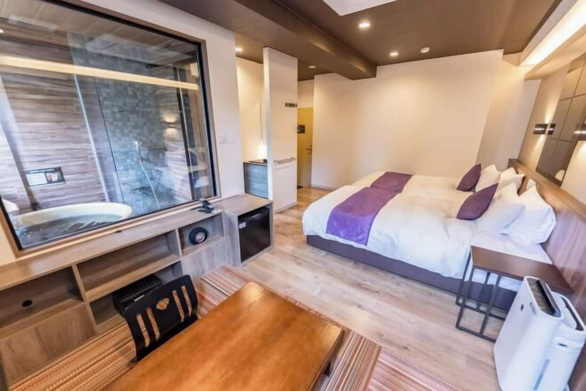 1 slaapkamer, een kluis op de kamer, verduisterende gordijnen