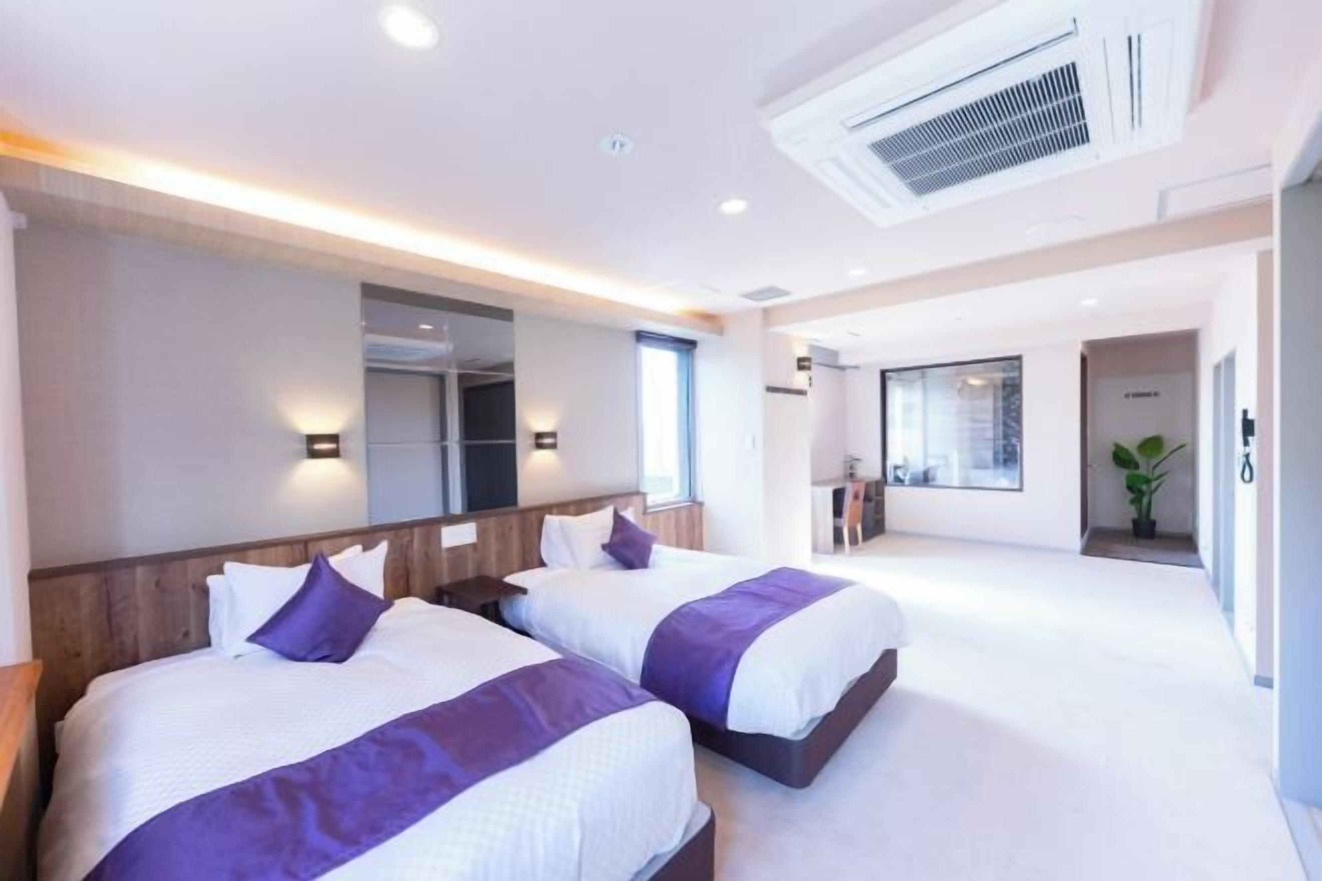 Peti besi dalam bilik, langsir/tirai gelap terus, Wi-fi percuma 