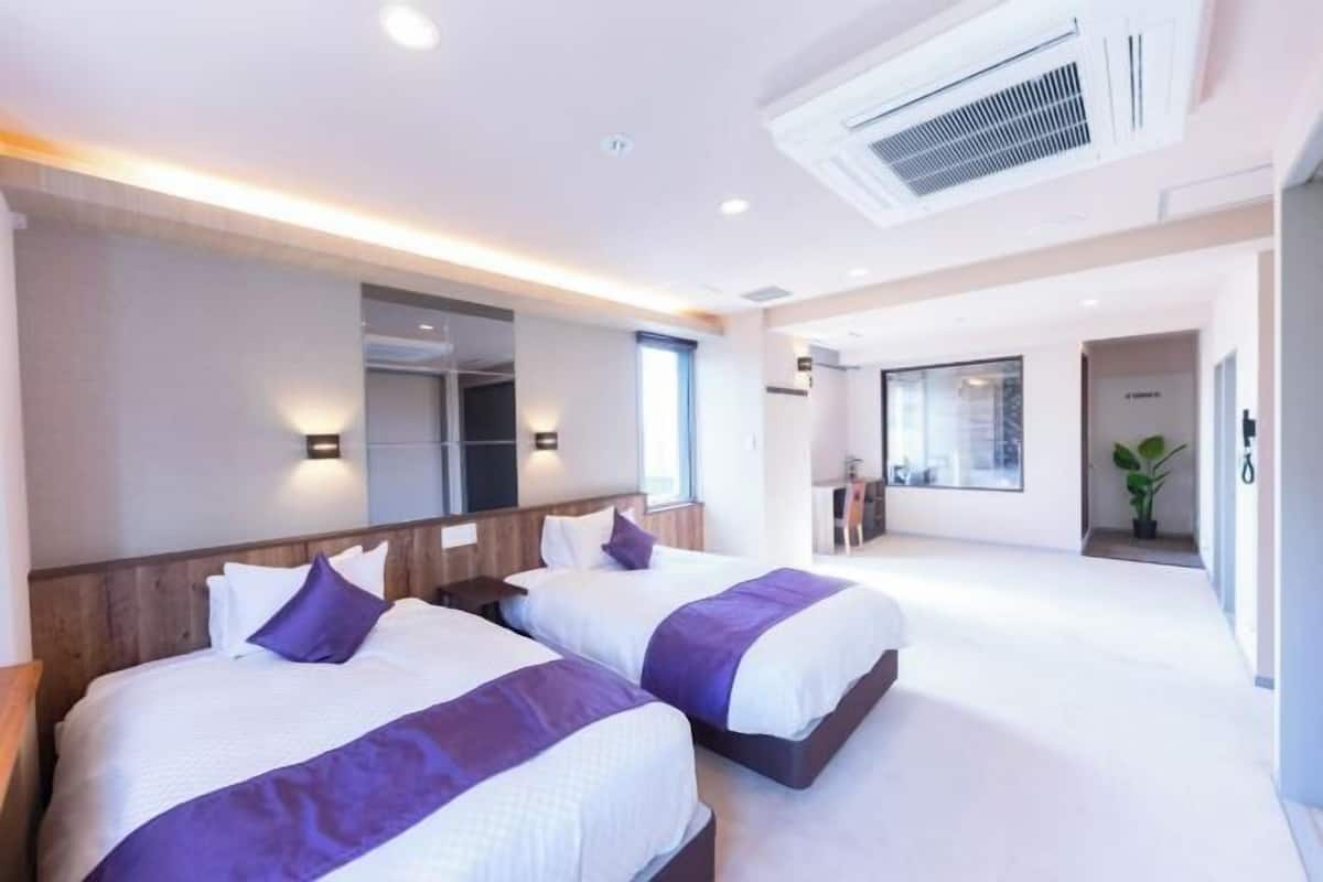 In-room safe, blackout drapes, free WiFi