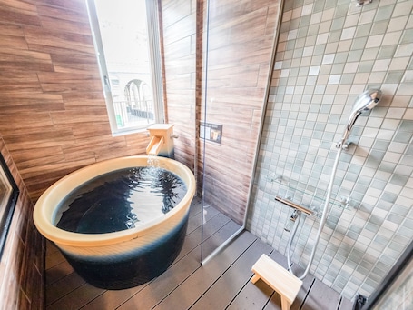 Combined shower/tub, free toiletries, hair dryer, slippers. Livemax Resort Kusatsuonsen