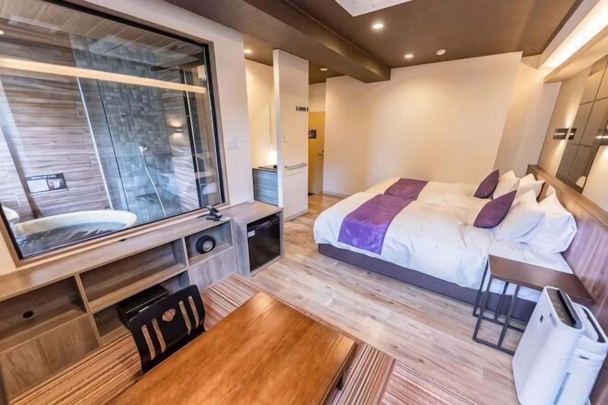 In-room safe, blackout curtains, free WiFi