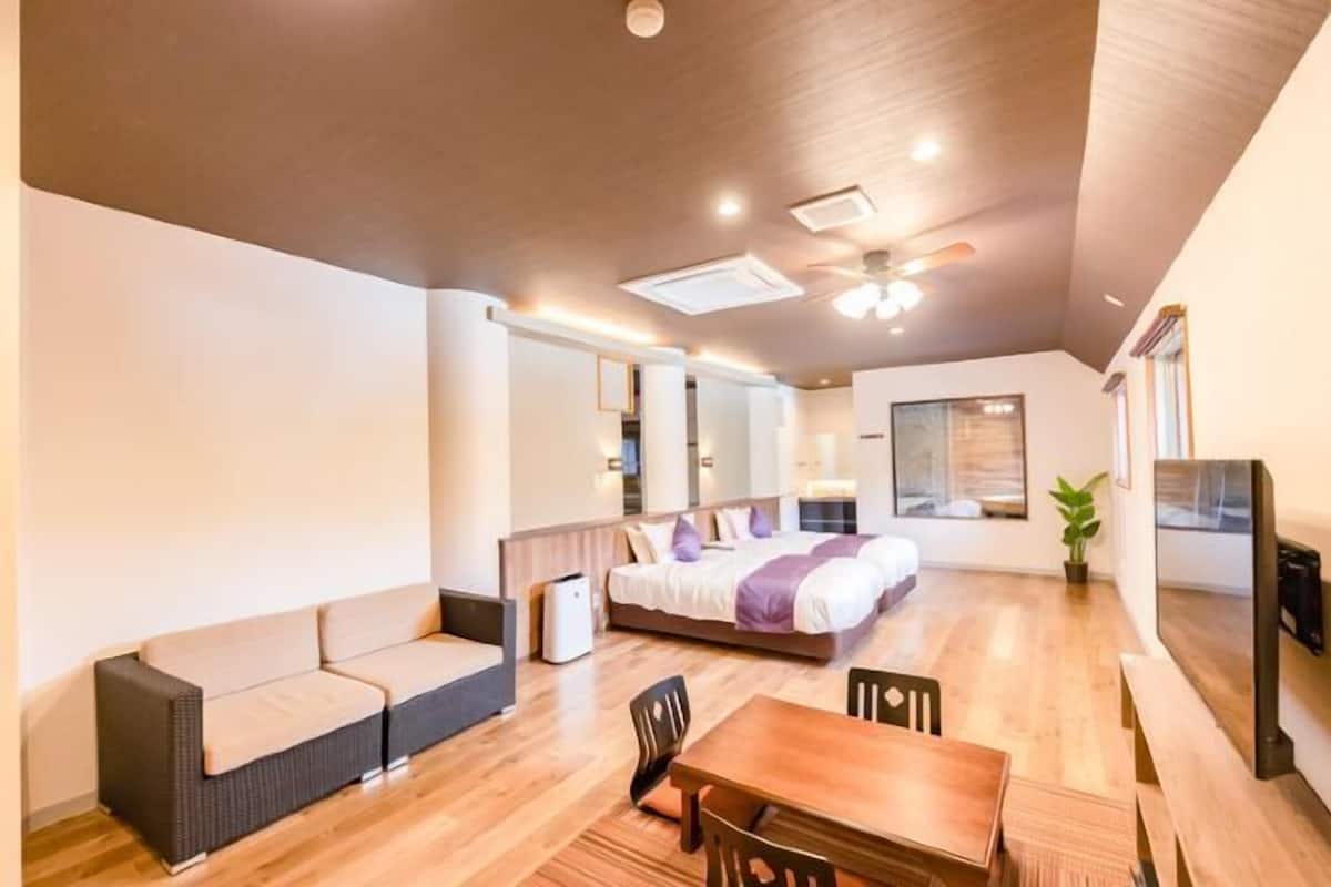 1 slaapkamer, een kluis op de kamer, verduisterende gordijnen