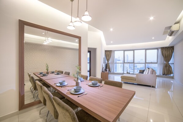 Appartement Deluxe, 2 grands lits | Restauration dans la chambre