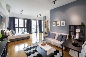 Studio (Studio Apartment) | Ruang tamu | TV LED 