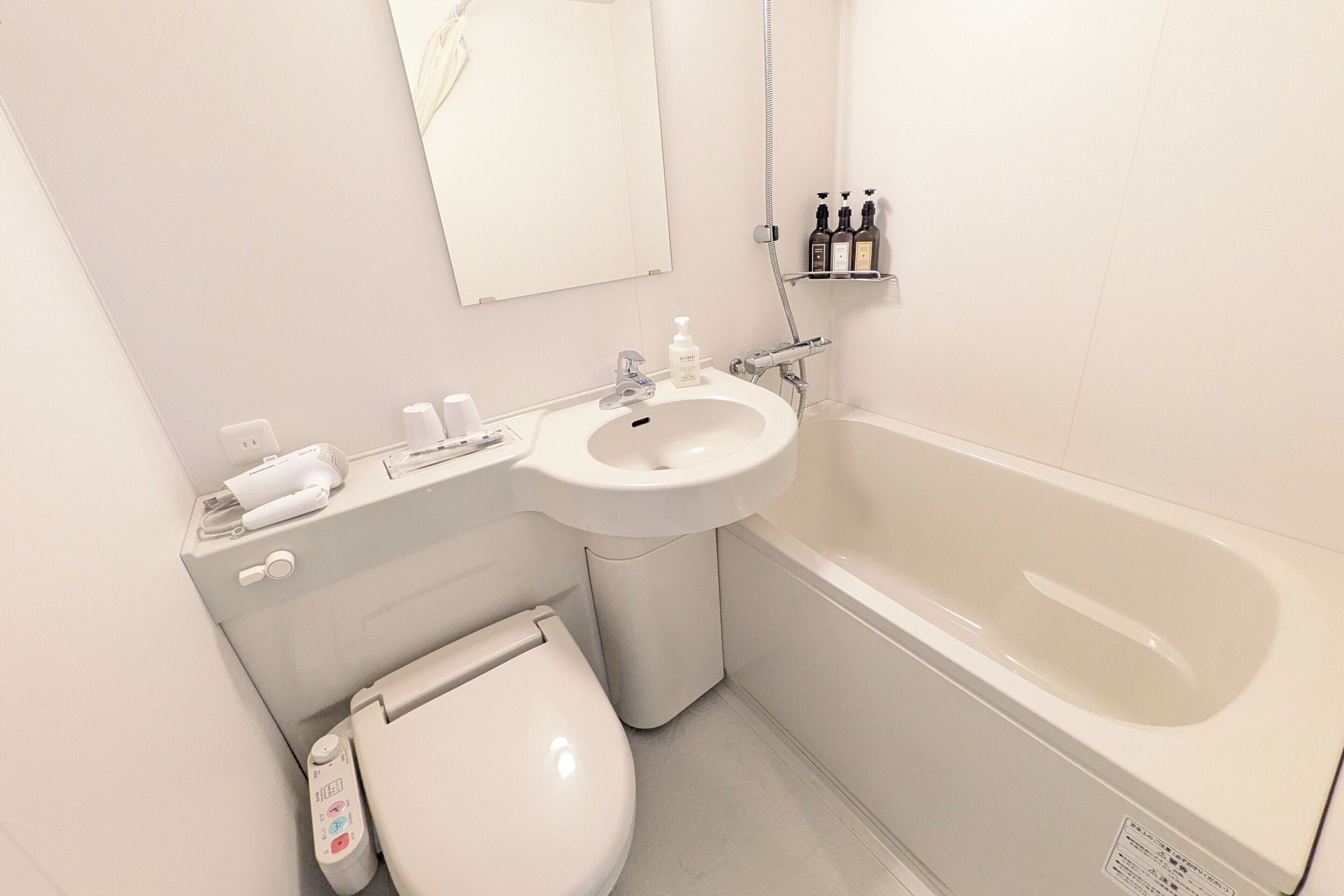 Un baño con inodoro, lavamanos y bañera.