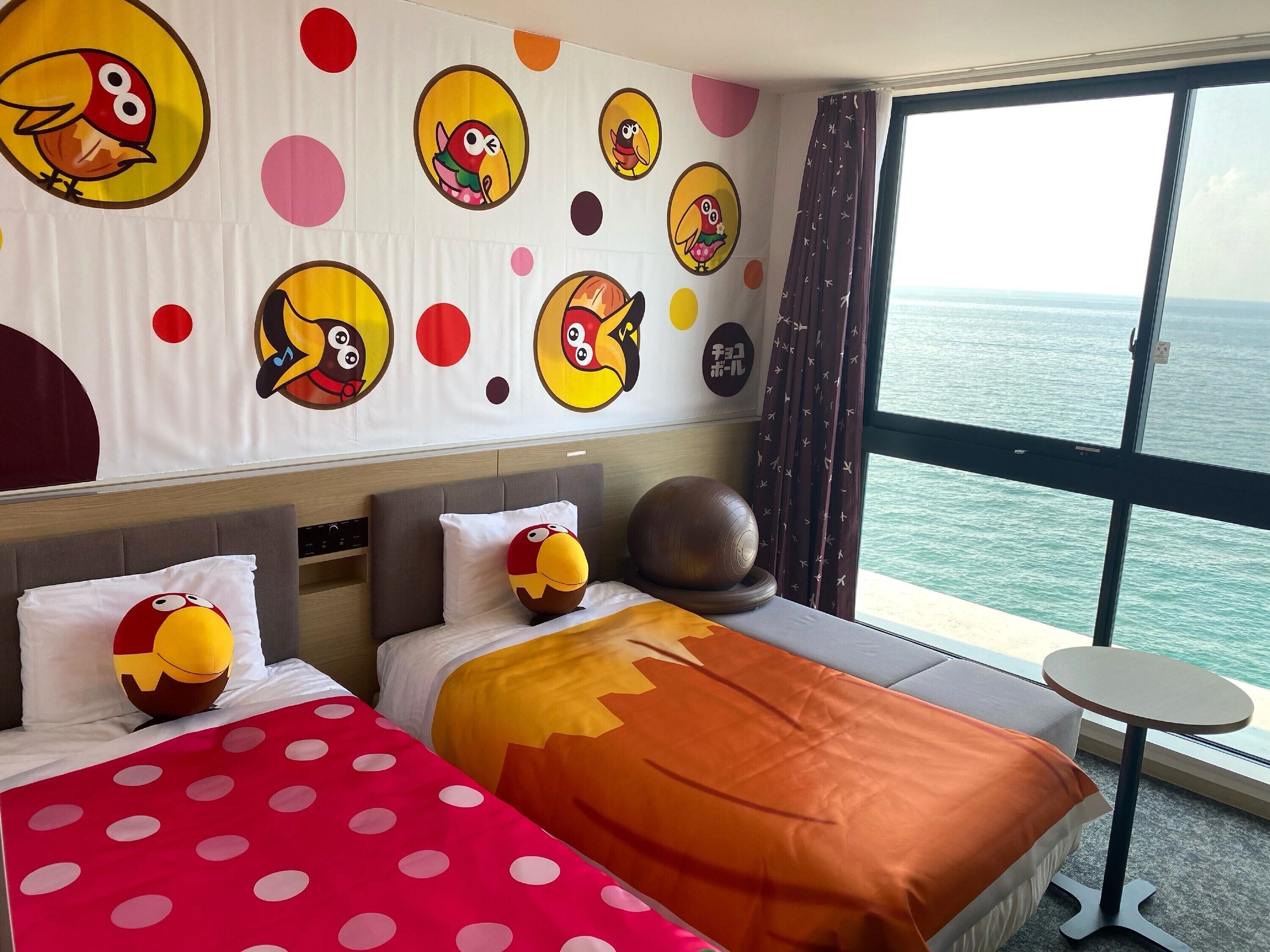 Habitación, no fumadores (Cholate Ball Ocean View) | Caja fuerte, escritorio, cortinas opacas y tabla de planchar con plancha