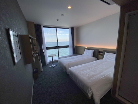 Deluxe Twin Room, Non Smoking | In-room safe, iron/ironing board, free WiFi, bed sheets. Henn na Resort & Spa Kansai Airport