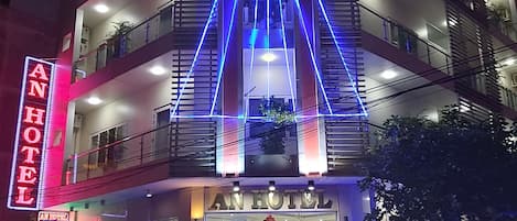 Façade de lâhĂ©bergement â soirĂ©e/nuit