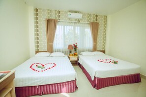 A hotel room with two beds, each decorated with a heart made of red flowers. - An Hotel Can Tho (Can Tho)