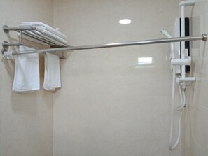 Ducha, artículos de tocador gratuitos, secador de pelo, pantuflas
