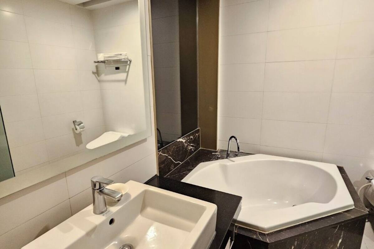 shower, free toiletries, hair dryer