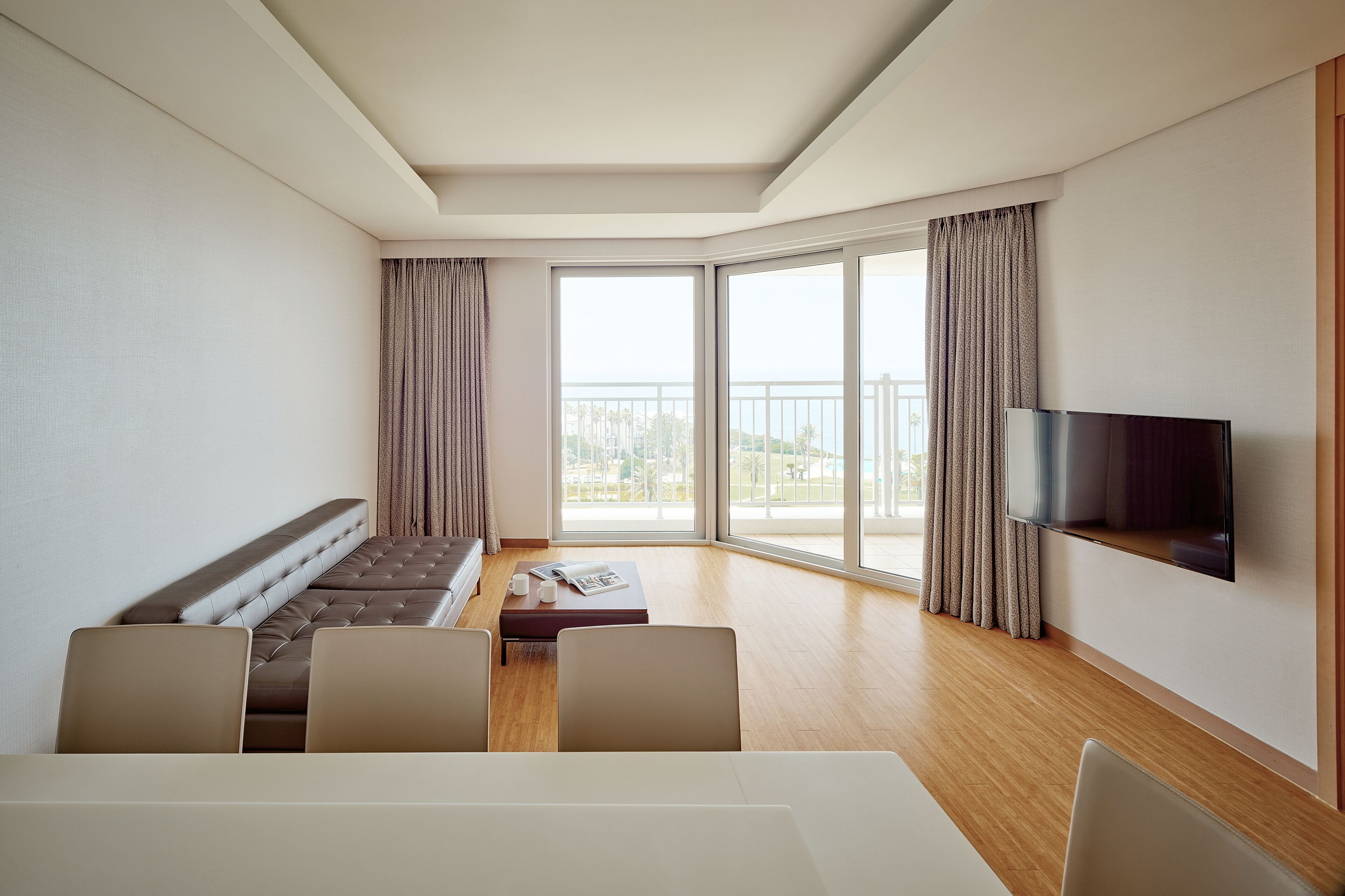 [All About Kids] Luxury Suite - Breakfast Buffet for 2+ 1 Cutlet for kid+ Amenity+ Coloring Book | 羽絨被、遮光窗簾/窗簾、床單