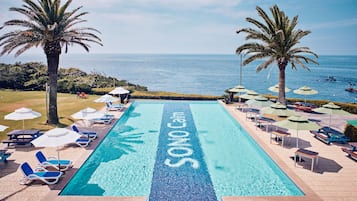 Una piscina techada, una piscina al aire libre de temporada