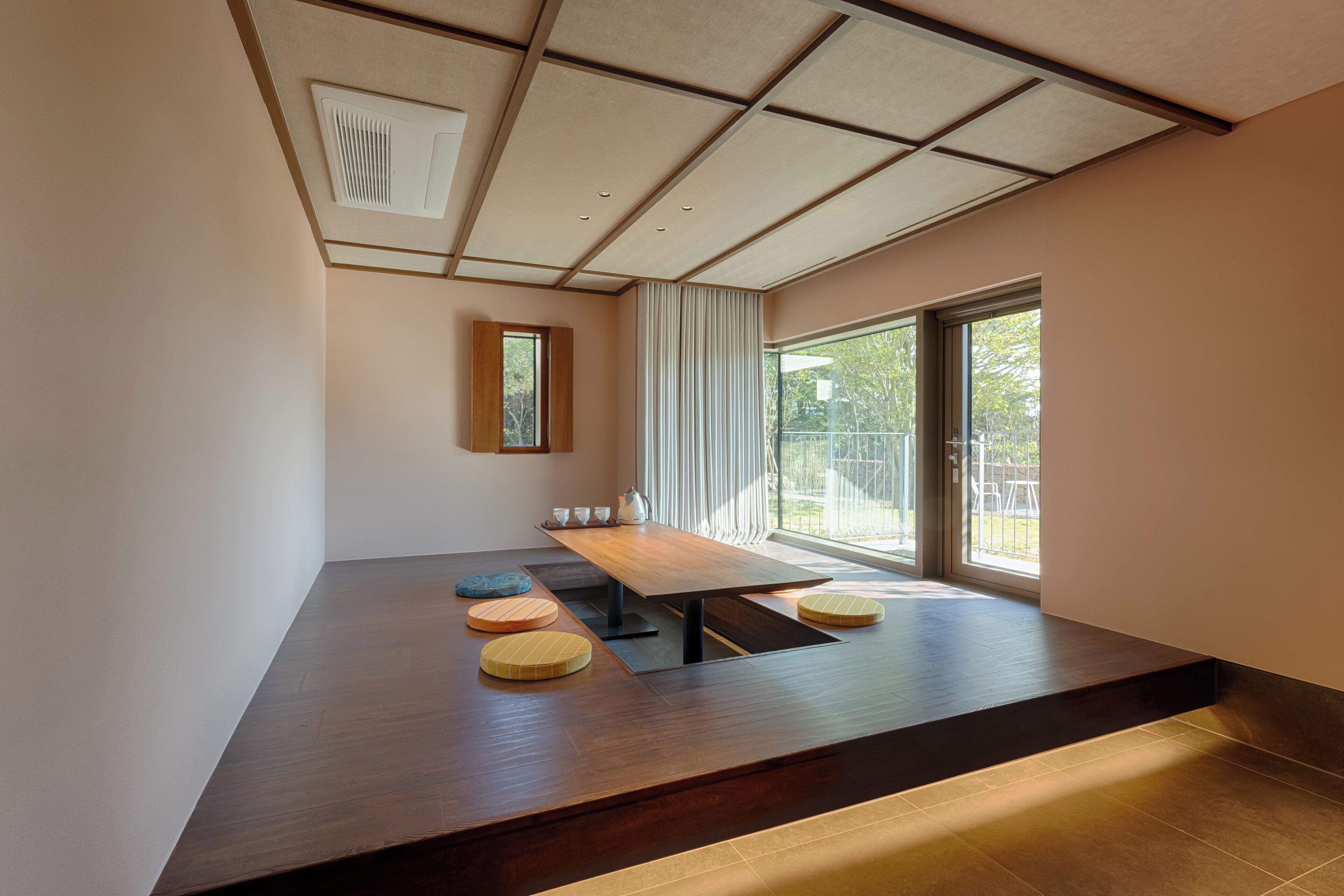 [Villa] Deluxe B(No Kitchen/View Free/2Doubles) | Down comforters, blackout drapes, bed sheets