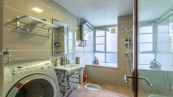 Basic-Apartment, 3 Schlafzimmer, Nichtraucher | Badezimmerausstattung | Dusche, kostenlose Toilettenartikel, Haartrockner, Hausschuhe