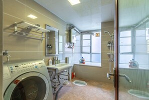 Basic-Apartment, 3 Schlafzimmer, Nichtraucher | Badezimmerausstattung | Dusche, kostenlose Toilettenartikel, Haartrockner, Hausschuhe