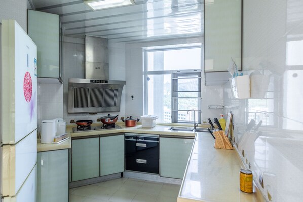 Departamento básico, 3 habitaciones, para no fumadores | Cocina privada | Refrigerador con congelador, parrilla de estufa y tetera eléctrica 