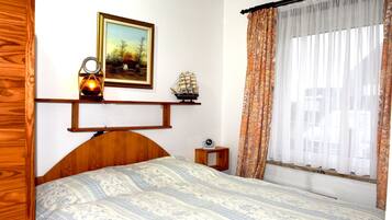 2 bedrooms, travel crib, WiFi