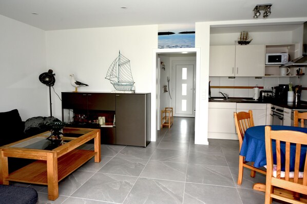 Een koelkast, een microgolfoven, een oven, een vaatwasser