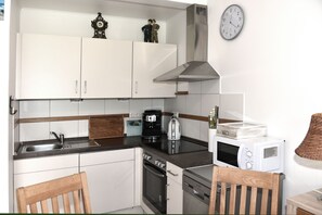 雪櫃、微波爐、焗爐、洗碗機