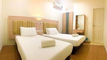 Standard Room, 2 Twin Beds | 1 bedroom, desk, blackout drapes, soundproofing