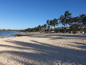 På stranden