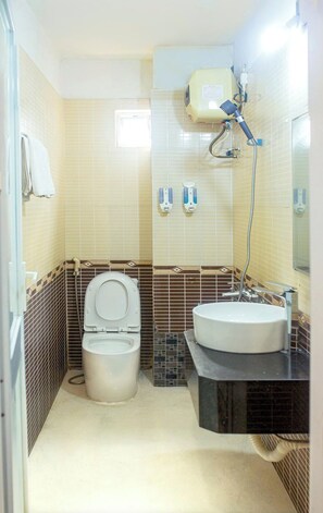Shower, hair dryer, slippers, bidet - Anh Duong Hotel (Hanoi)