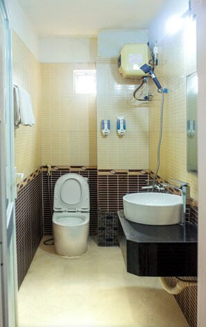 Deluxe Double Room, City View | Bathroom | Shower, hair dryer, slippers, bidet - Anh Duong Hotel (Hanoi)