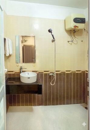 Een douche, een haardroger, pantoffels, een bidet