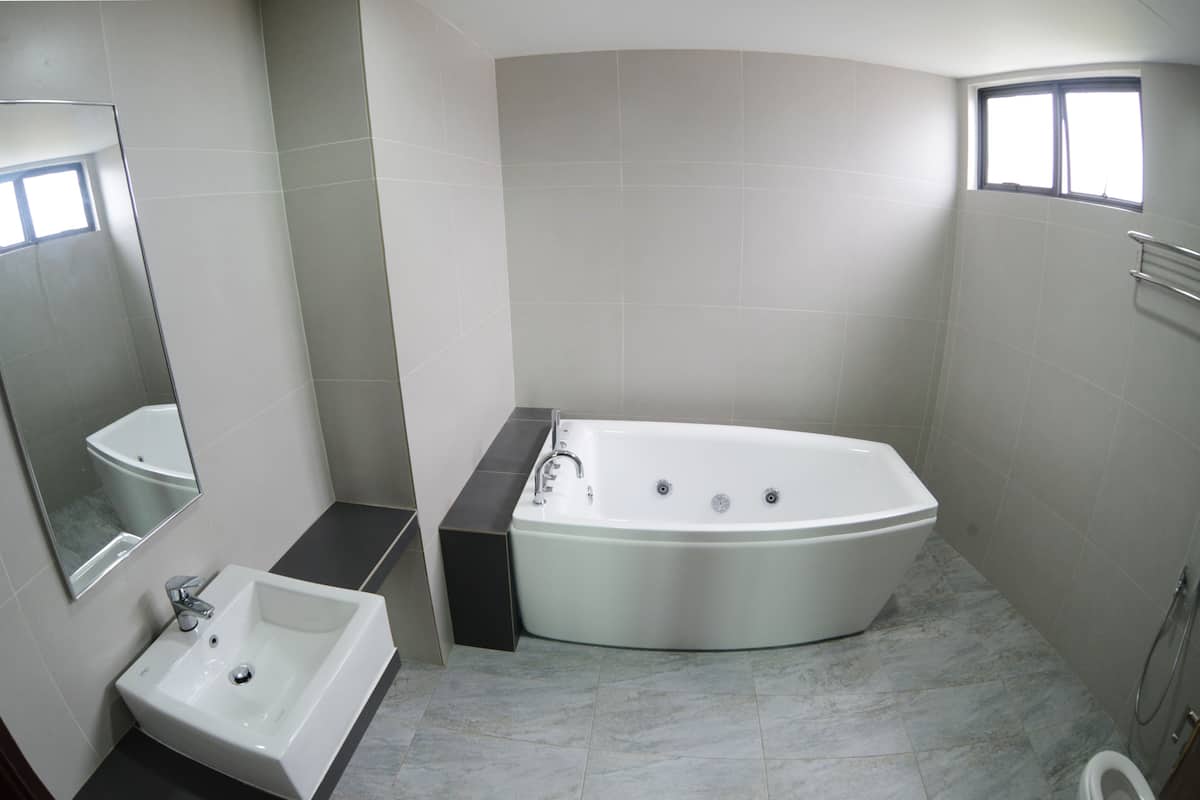 super executive suite | bathroom | shower, free toiletries, hair dryer, slippers