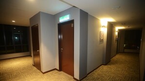 A hallway with a sign indicating a rest area, carpeted floors, and doors on the left. - Star Well Hotel (Kuala Lipis)