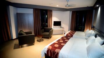 Family Suite | Meja, ruang kerja komputer riba, langsir/tirai gelap terus