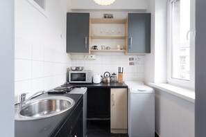 Réfrigérateur, micro-ondes, plaque de cuisson