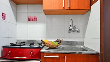 Fridge, cookware/dishes/utensils