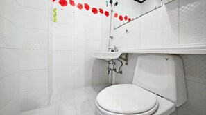 Shower, free toiletries, towels - Gangcheon W Pension (Chuncheon)