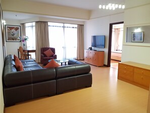 Appartement familial, 2 chambres | Aire de séjour | Téléviseur à DEL de 42 po avec télévision par satellite, téléviseur