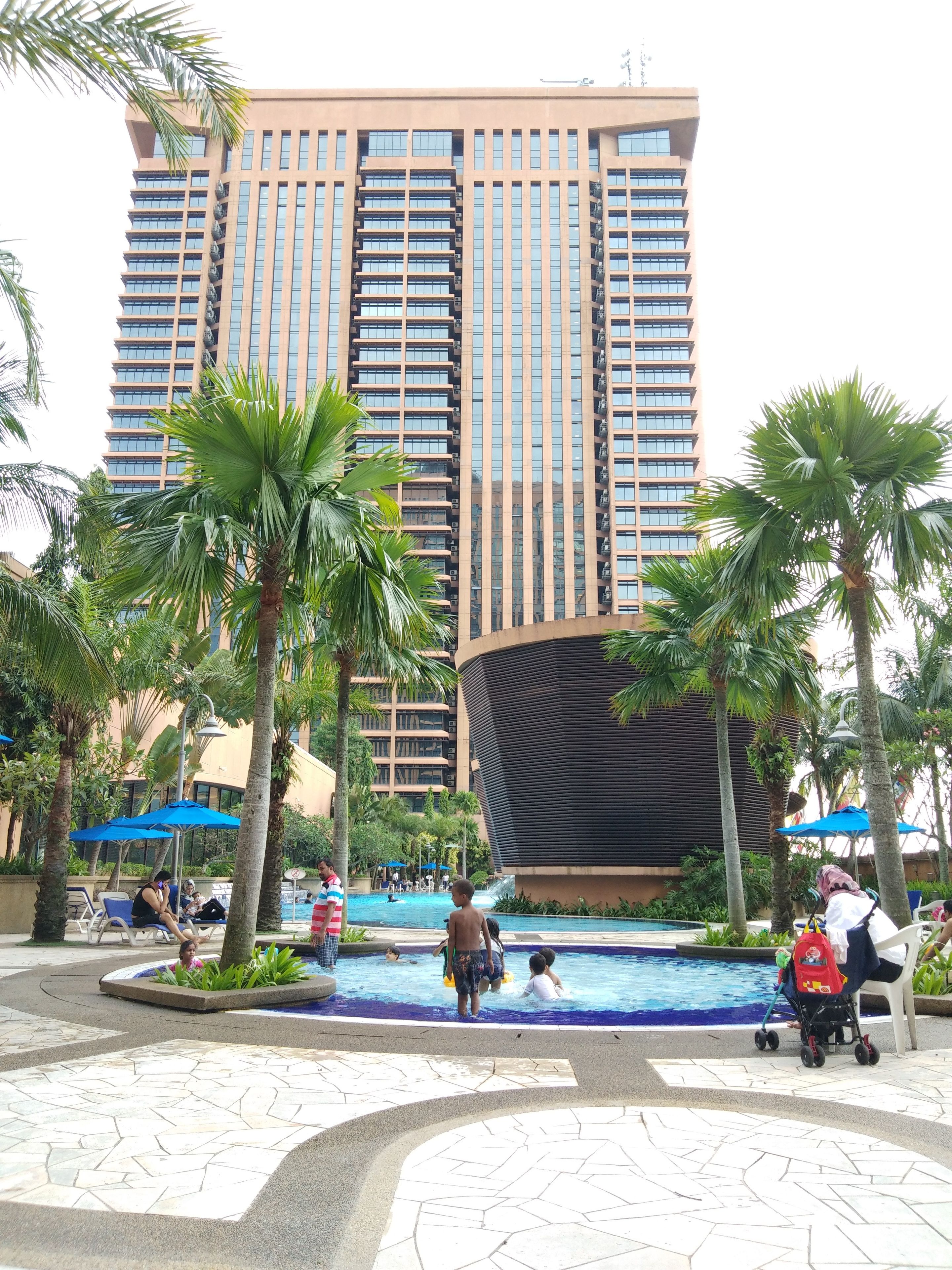 3 piscines extérieures