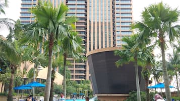 Hồ bơi ngoài trời