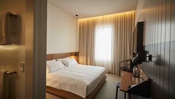 Habitación estándar, 1 cama de matrimonio grande | 1 dormitorio, ropa de cama de alta calidad, escritorio