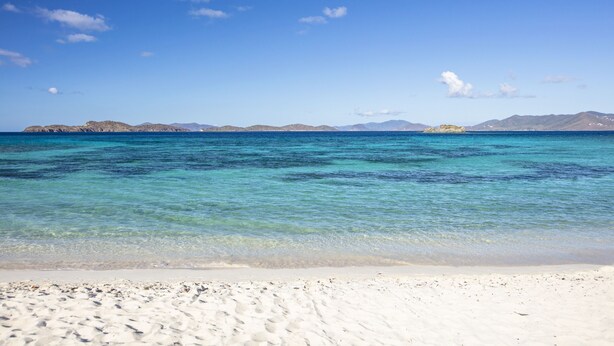 På stranden, solsenger og strandhåndklær