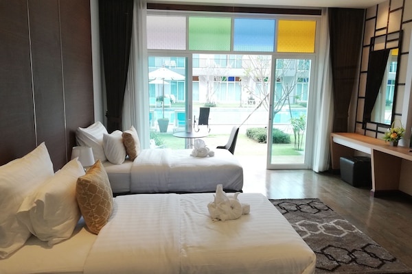 Premiere Twin Pool View | Peralatan tempat tidur premium, dihias secara berasingan, meja