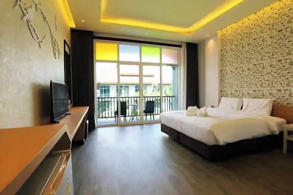 Luxe beddengoed, individueel gedecoreerd, een bureau