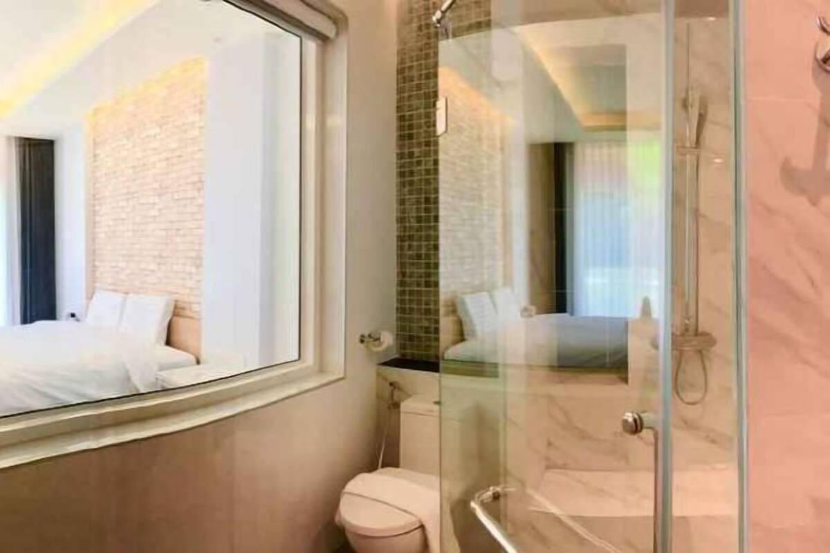 Badkamer | Een douche, een regendouche, gratis toiletartikelen