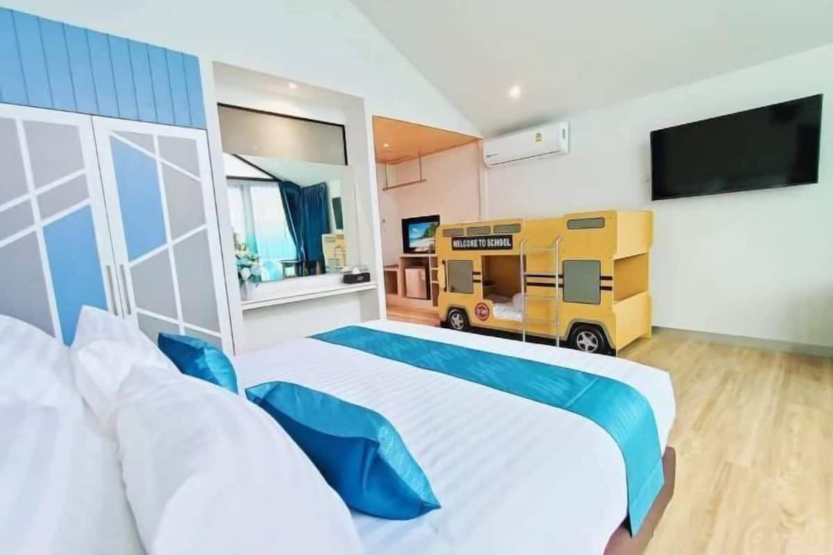 Luxe beddengoed, individueel gedecoreerd, een bureau