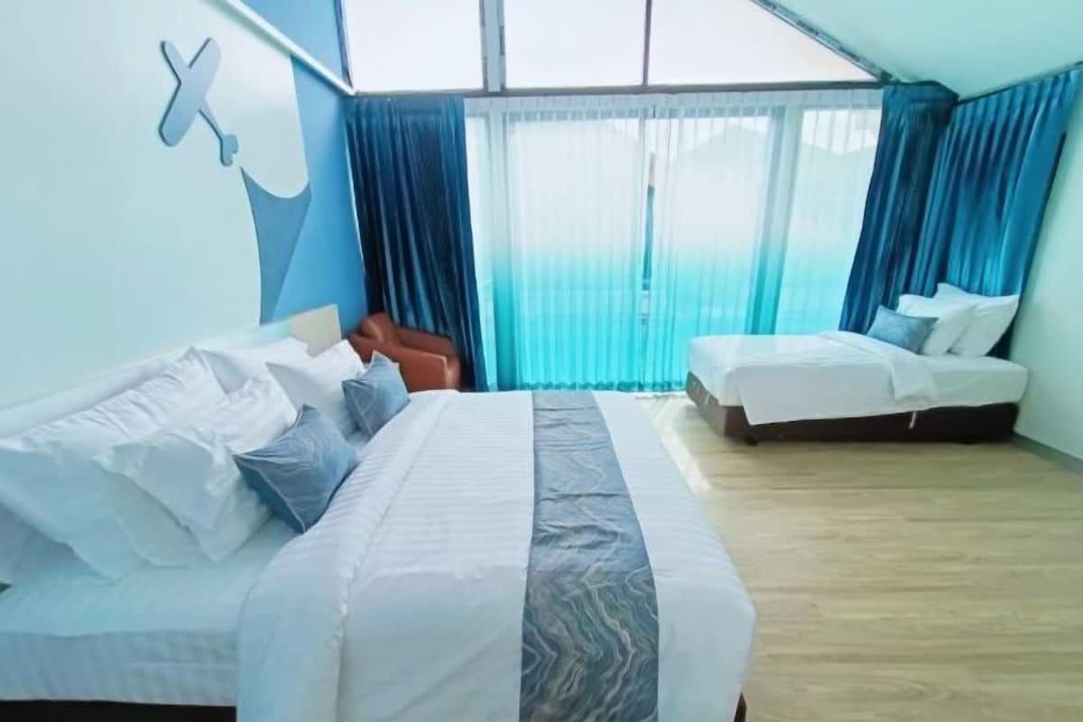 Luxe beddengoed, individueel gedecoreerd, een bureau