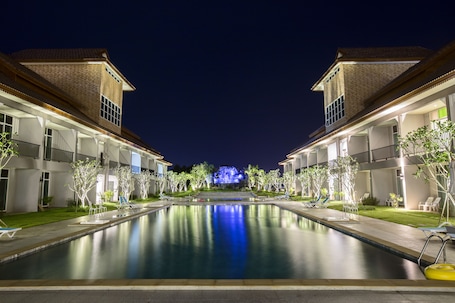 5 outdoor pools. Southern Airport Hotel