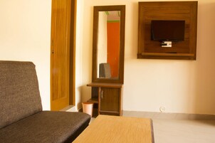 Deluxe Room, 1 Double Bed | Premium bedding, Select Comfort beds, free WiFi, bed sheets