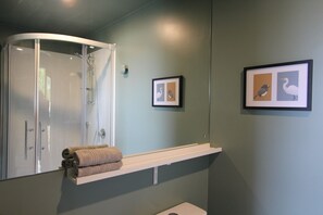 Een douche, een haardroger, handdoeken, zeep