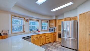 Microwave, oven, dishwasher, coffee/tea maker